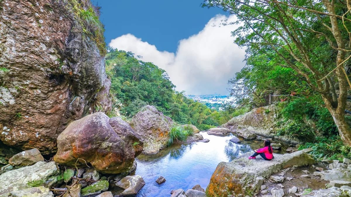 登頂後就能看到藍寶石色澤的瀑布祕境。（圖片來源：卡夫卡愛旅行）