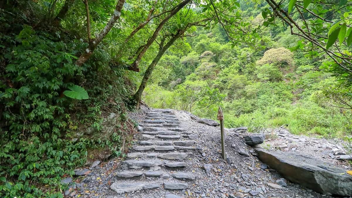 步道一開始是平緩石子路，很好走。（圖片來源：卡夫卡愛旅行）