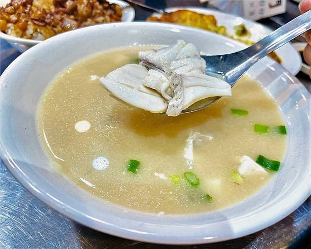 高雄人最愛冠軍店！50年肉燥飯老店滿滿膠質，內行必搭中藥材燉「滷腿庫肉」