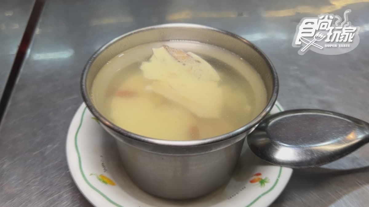 獨特的龍骨髓湯內含蒸蛋及中藥材熬煮，清爽又無腥味。
