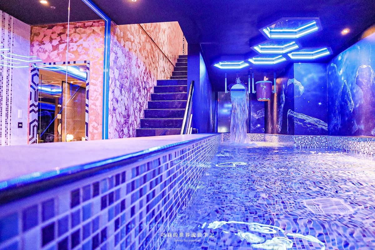 泳池、滑水道搬進房！超狂旅店「27種主題房」拍到手軟，加碼享KTV無限歡唱