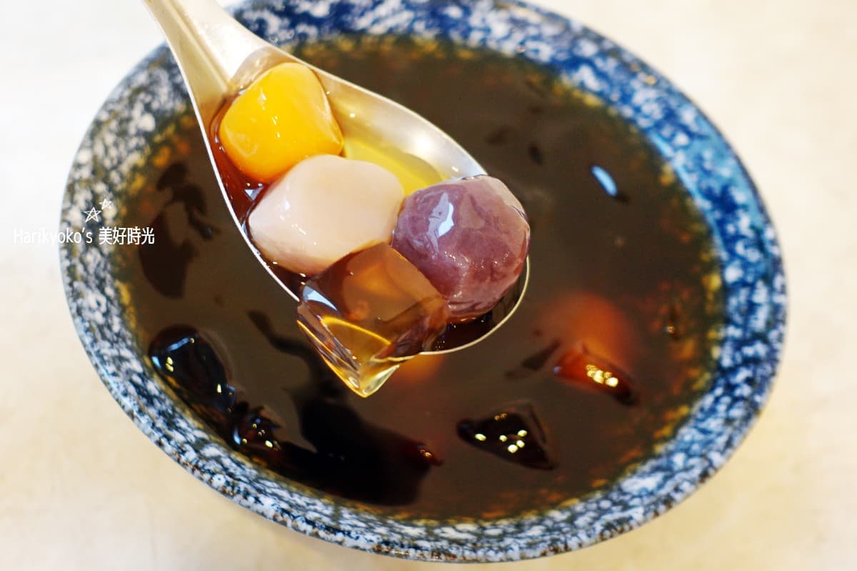 打卡馬力歐座位區！特色甜點店嘗招牌「綠豆蒜」，搭黑糖粉粿沁涼消暑