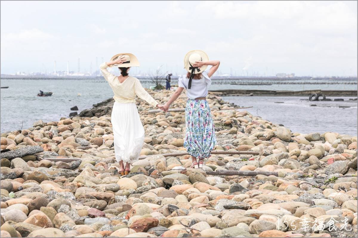 免費拍到手軟！IG暴紅「賞海祕境」打卡漂流木鞦韆，「海堤伸展台」網美最愛