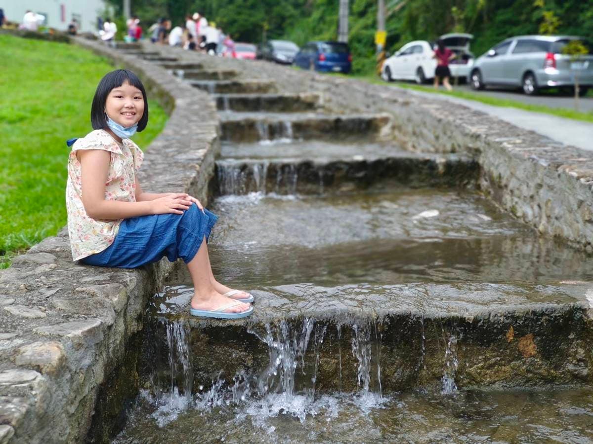 南投玩水景點再＋１！快衝隱藏版「親水公園」，８字型戲水池、戲石沙坑免費玩