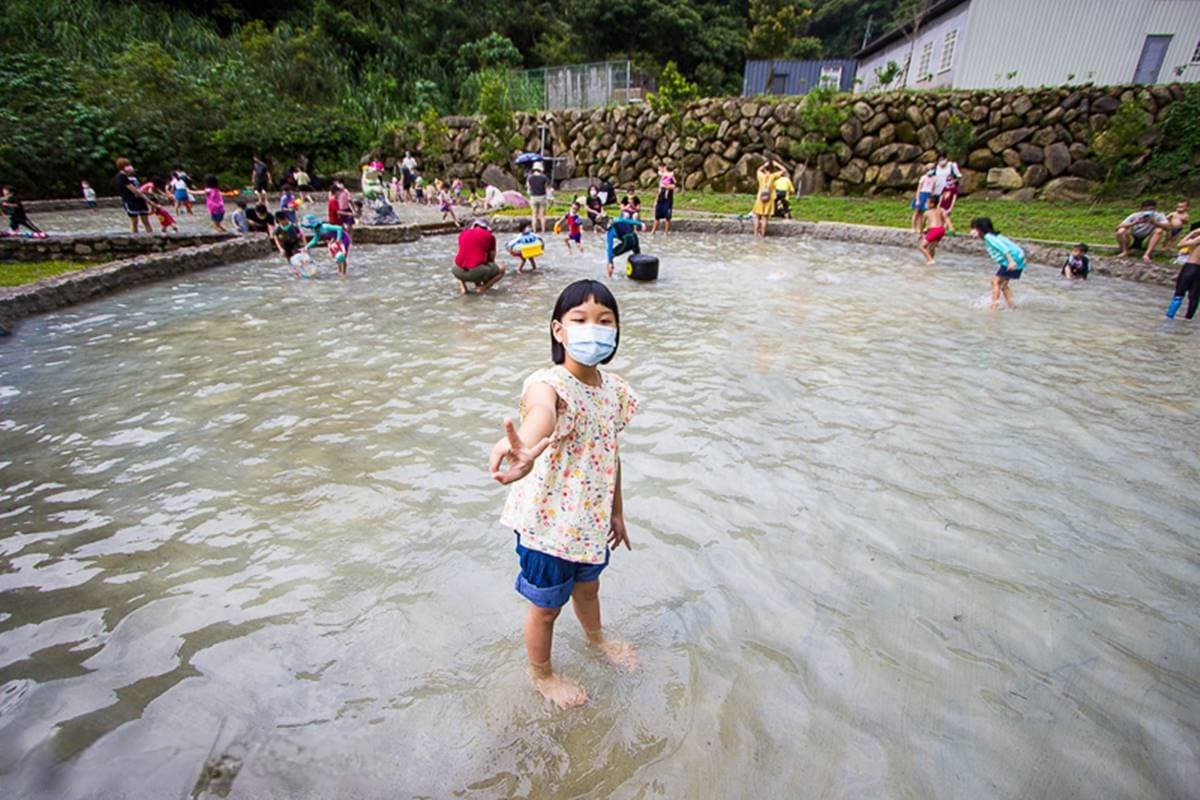 南投玩水景點再＋１！快衝隱藏版「親水公園」，８字型戲水池、戲石沙坑免費玩