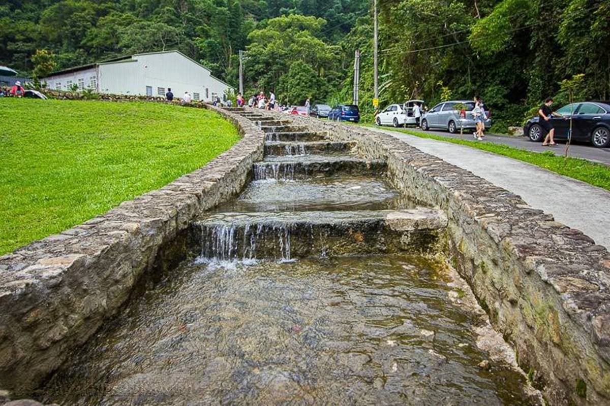 南投玩水景點再＋１！快衝隱藏版「親水公園」，８字型戲水池、戲石沙坑免費玩