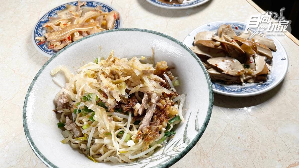 隱身巷弄60年麵店！「榨菜肉絲意麵」口感Q彈超唰嘴，油蔥酥湯頭清爽不油膩