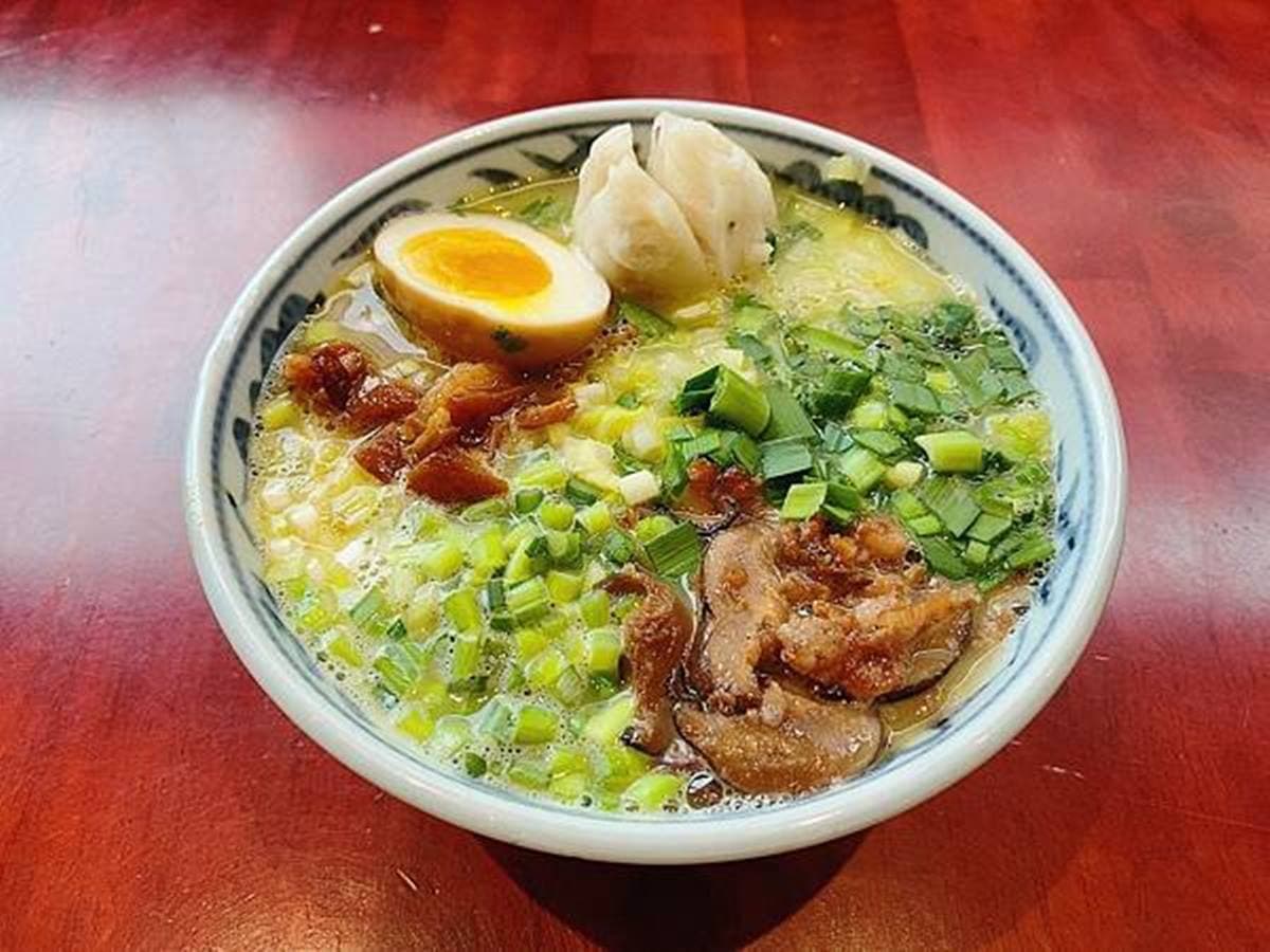 老饕激推銷魂古早味!招牌湯麵熬出雞骨精華,文昌雞搭特調醬料更有層次 老饕激推銷魂古早味!招牌湯麵熬出雞骨精華,文昌雞搭特調醬料更有層次
