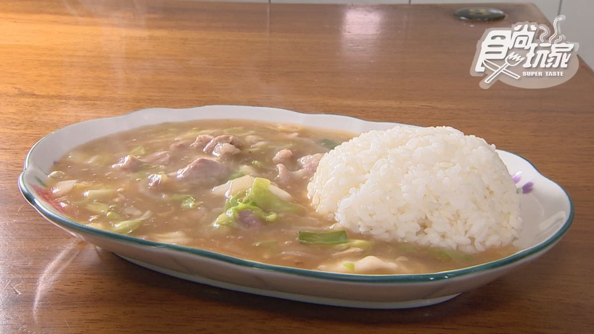 「赤肉羹飯」米飯吸附湯汁精華更甜口，讓人忍不住一口接著一口。