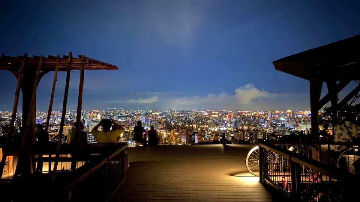 俯瞰桃園最美夜景!2公頃「夜景聖地」再開放,地景「桃機一號」進駐快搶拍 俯瞰桃園最美夜景!2公頃「夜景聖地」再開放,地景「桃機一號」進駐快搶拍