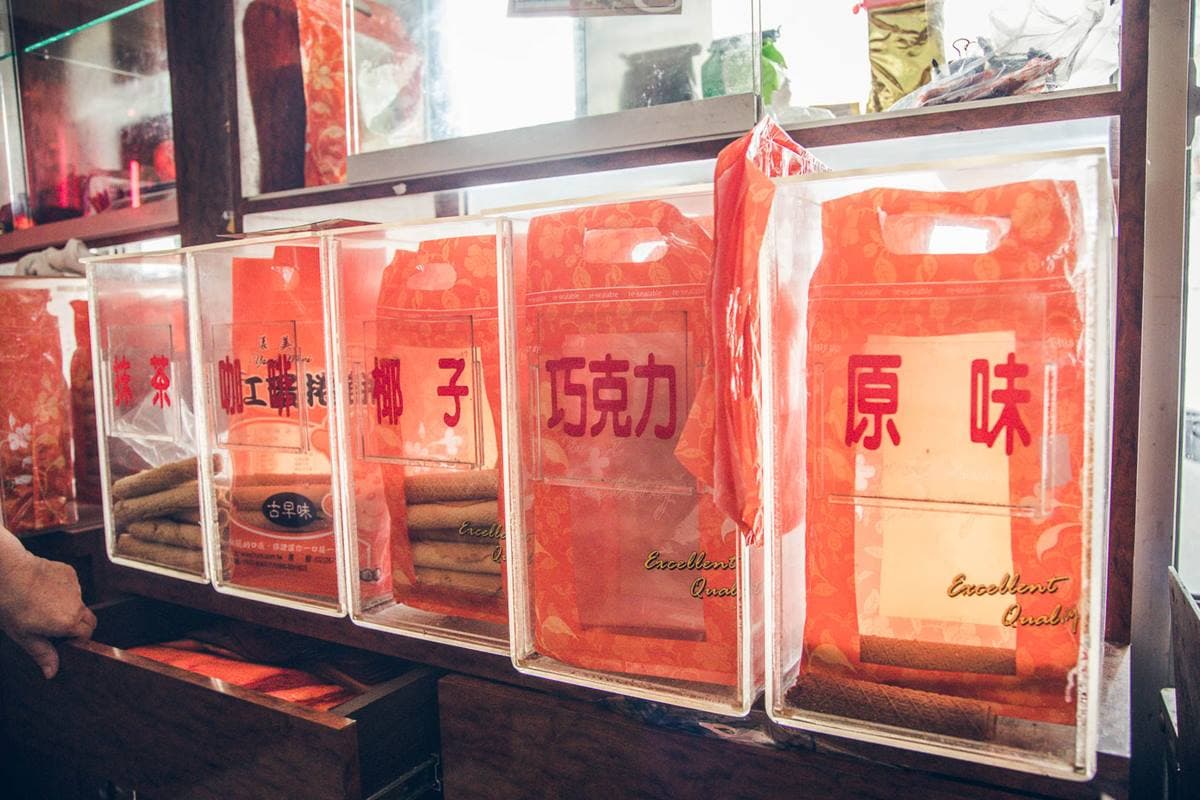 內行一次扛10包！板橋純手工「古早味蛋捲」超厚又酥脆，全靠古董煎餅機烘烤