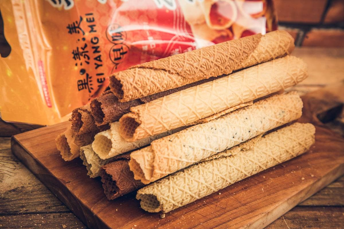 內行一次扛10包！板橋純手工「古早味蛋捲」超厚又酥脆，全靠古董煎餅機烘烤