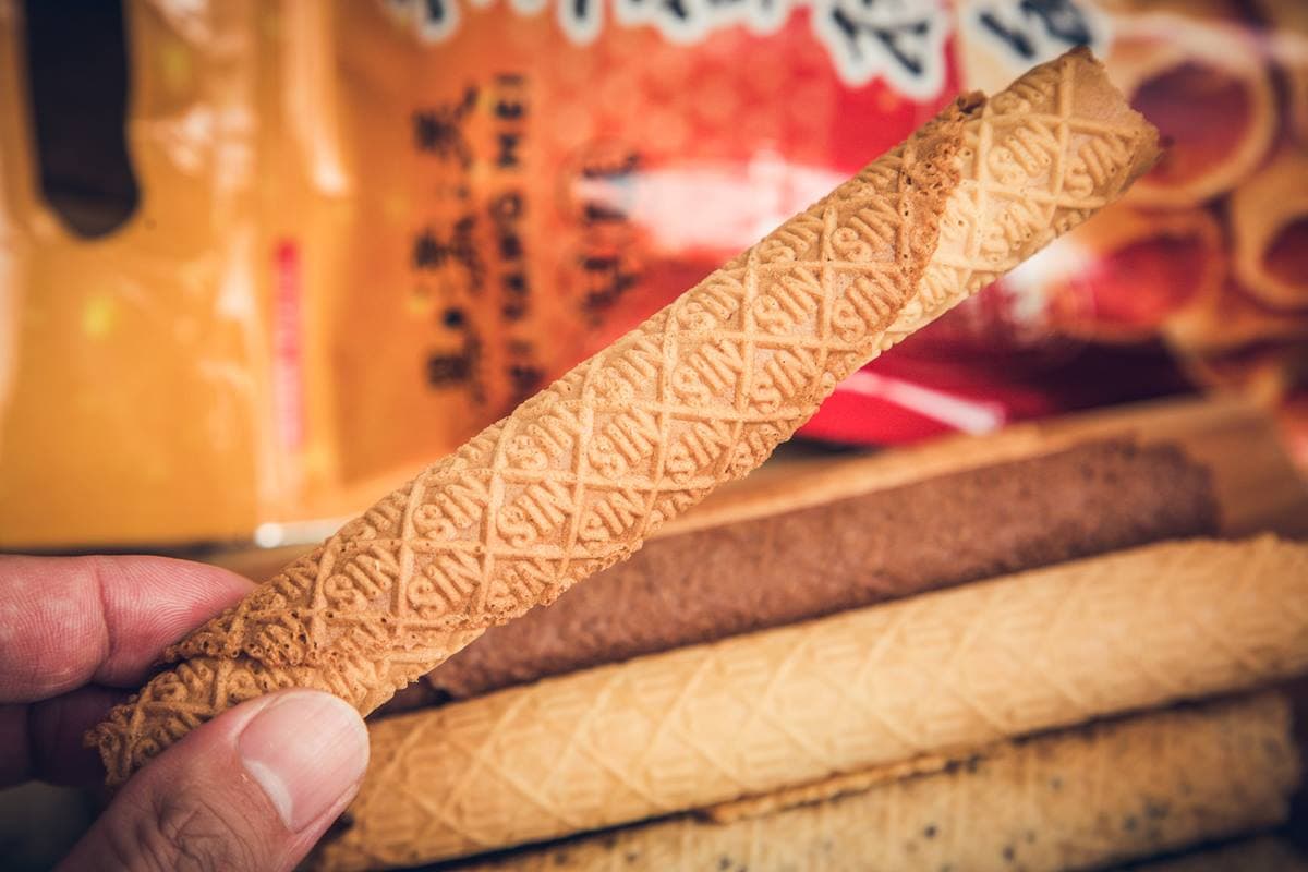 內行一次扛10包！板橋純手工「古早味蛋捲」超厚又酥脆，全靠古董煎餅機烘烤