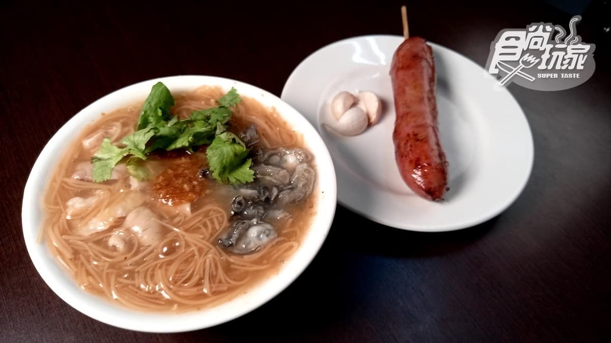 麵線＋香腸的組合，是店家的經典吃法。