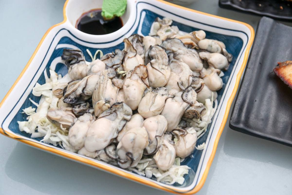 痛風到不行！爆量「鮭魚卵＋蚵仔飯」滿滿海味，巨無霸生蠔吃１顆就會飽
