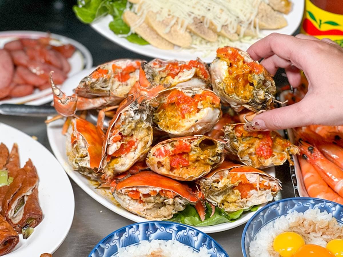 痛風到不行！爆量「鮭魚卵＋蚵仔飯」滿滿海味，巨無霸生蠔吃１顆就會飽