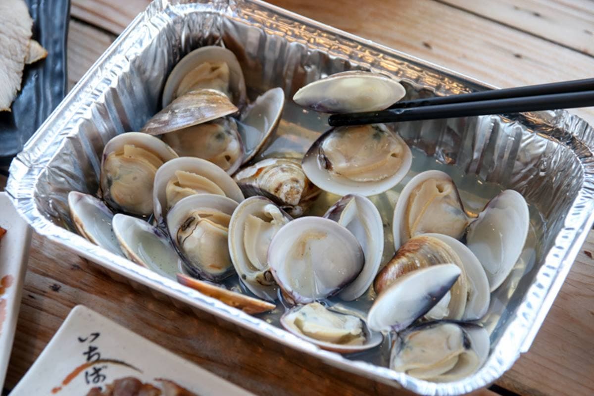 痛風到不行！爆量「鮭魚卵＋蚵仔飯」滿滿海味，巨無霸生蠔吃１顆就會飽