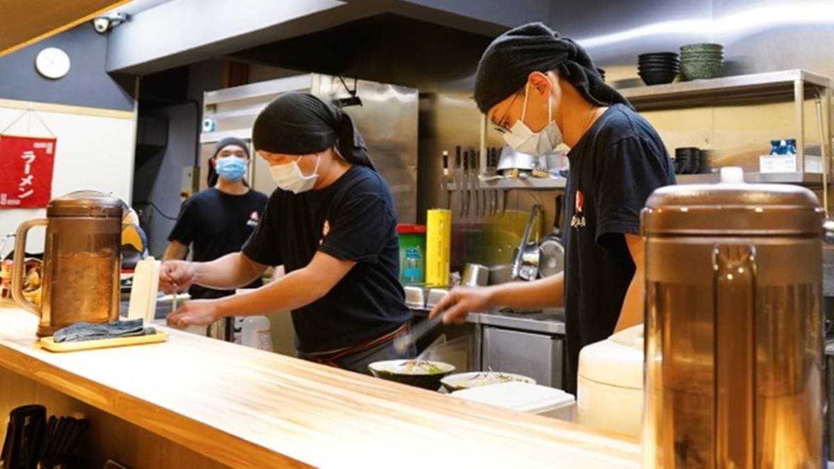 沒排隊吃不到！濃郁系「雞骨拉麵」擺滿叉燒肉控會愛，還能免費加湯加麵太佛
