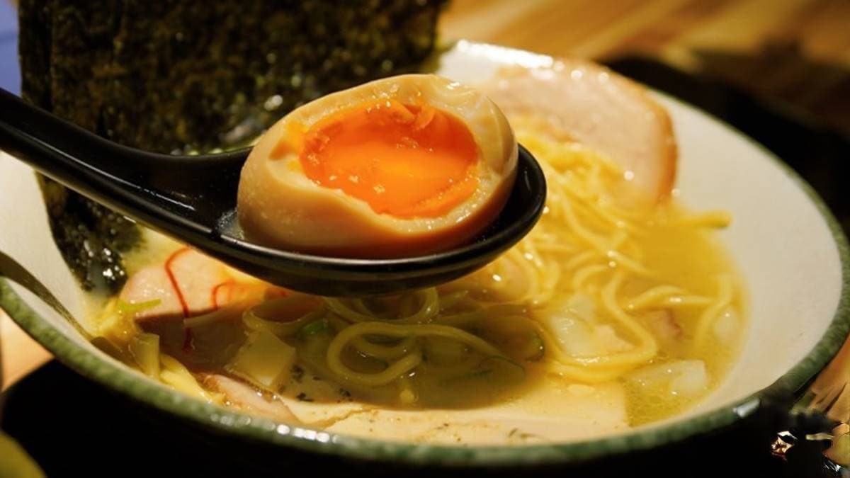 沒排隊吃不到！濃郁系「雞骨拉麵」擺滿叉燒肉控會愛，還能免費加湯加麵太佛