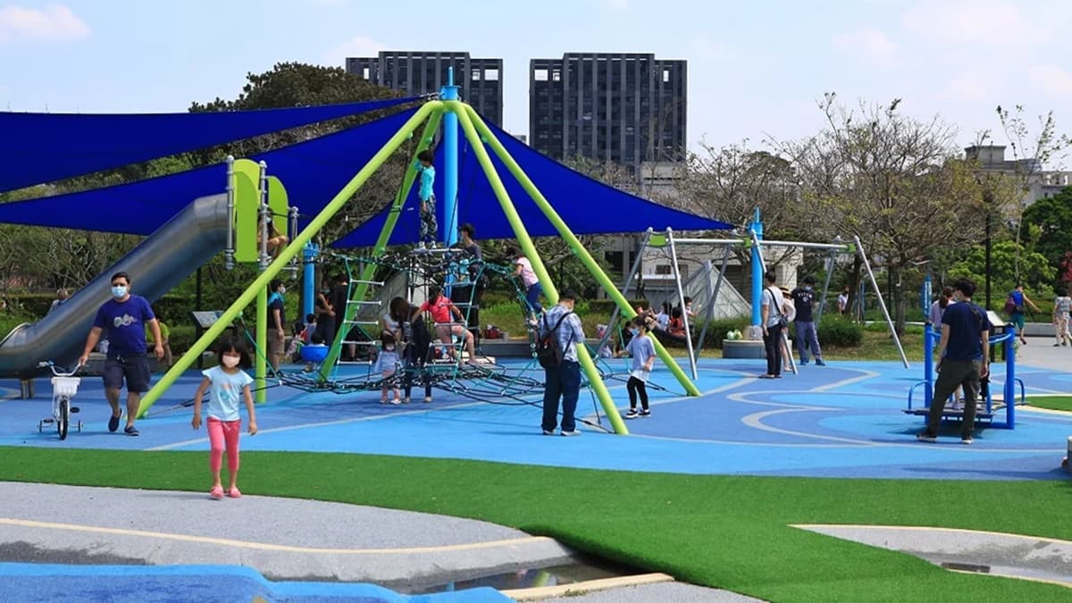 公園內設有共融蹺蹺板、鞦韆、旋轉杯等設施。（圖片來源：台北市政府工務局）