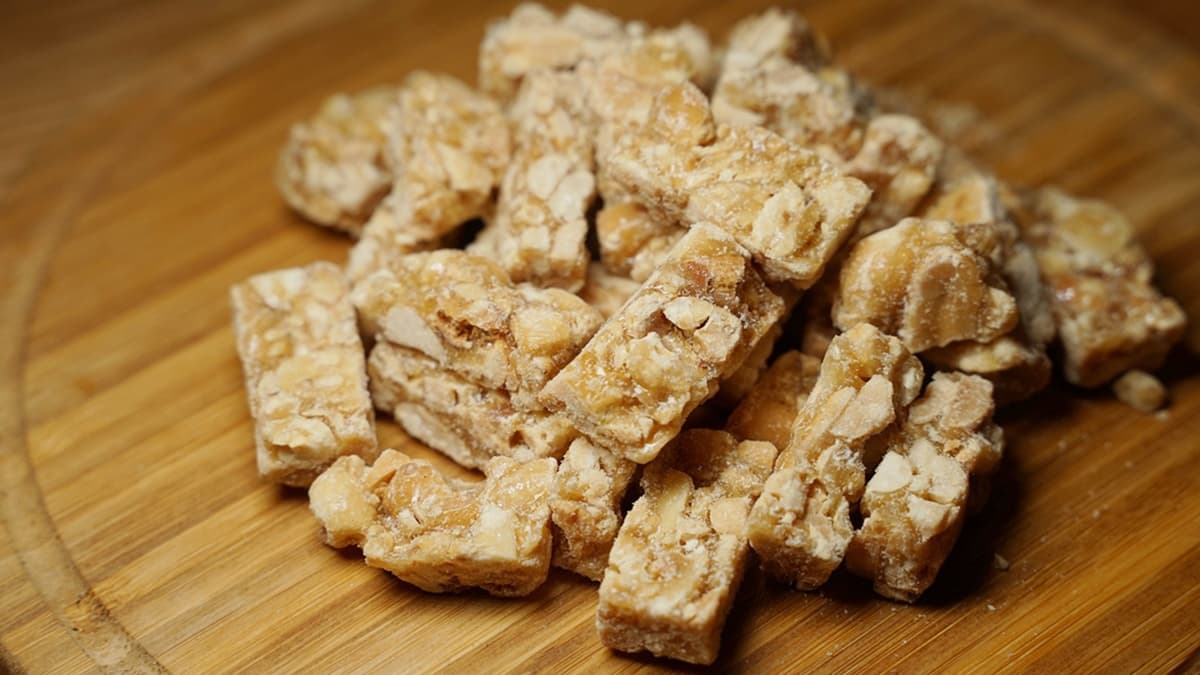 「粗角」的口感非常的酥脆，味道偏甜，配熱茶吃很適合。（圖片來源：東蛙池塘）