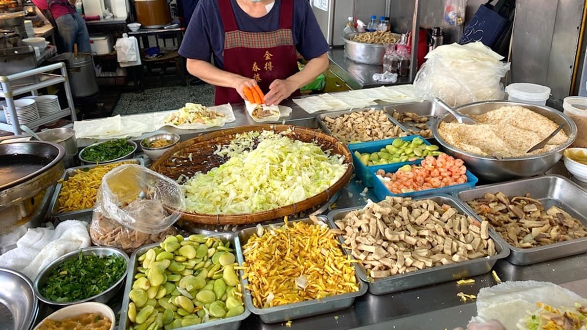 春捲都是手工現包製作，配料很多元。（圖片來源：進食的巨鼠）