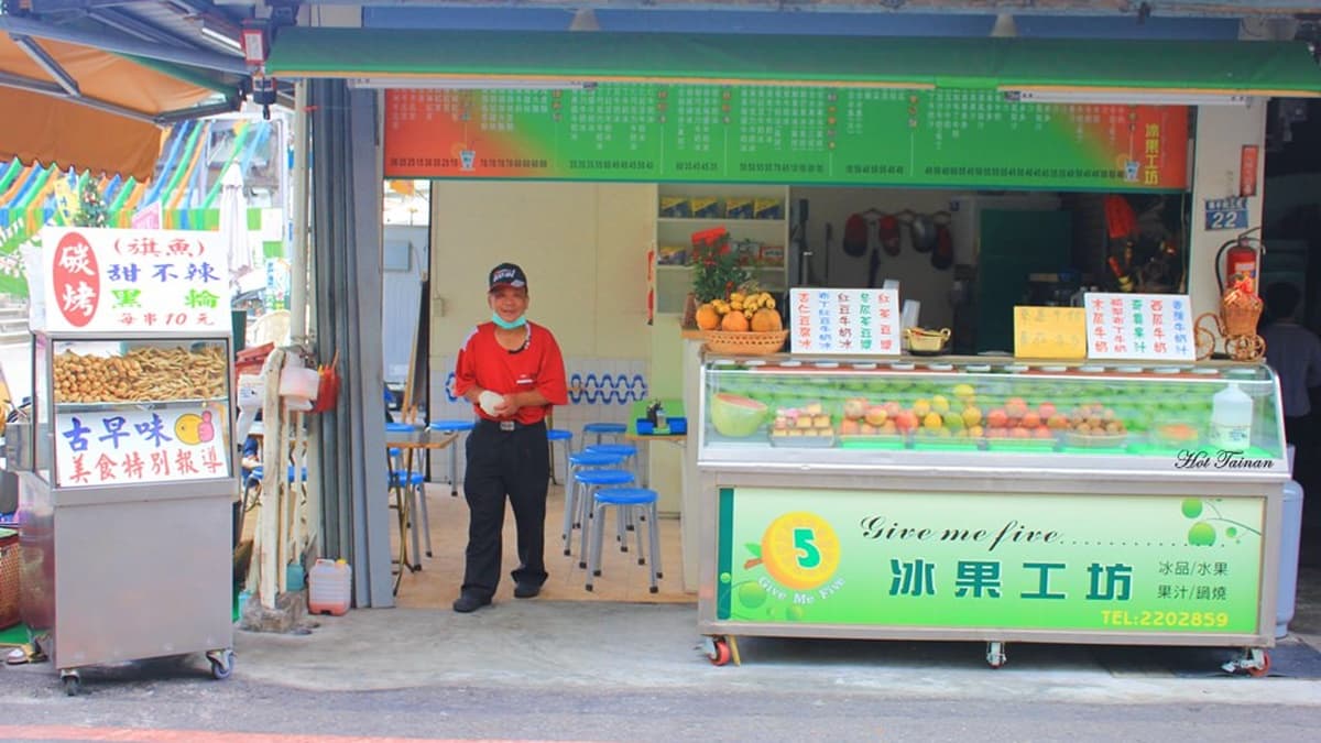 「阿伯炭烤甜不辣黑輪」位於台南國華街上。（圖片來源：熱血玩台南。跳躍新世界）