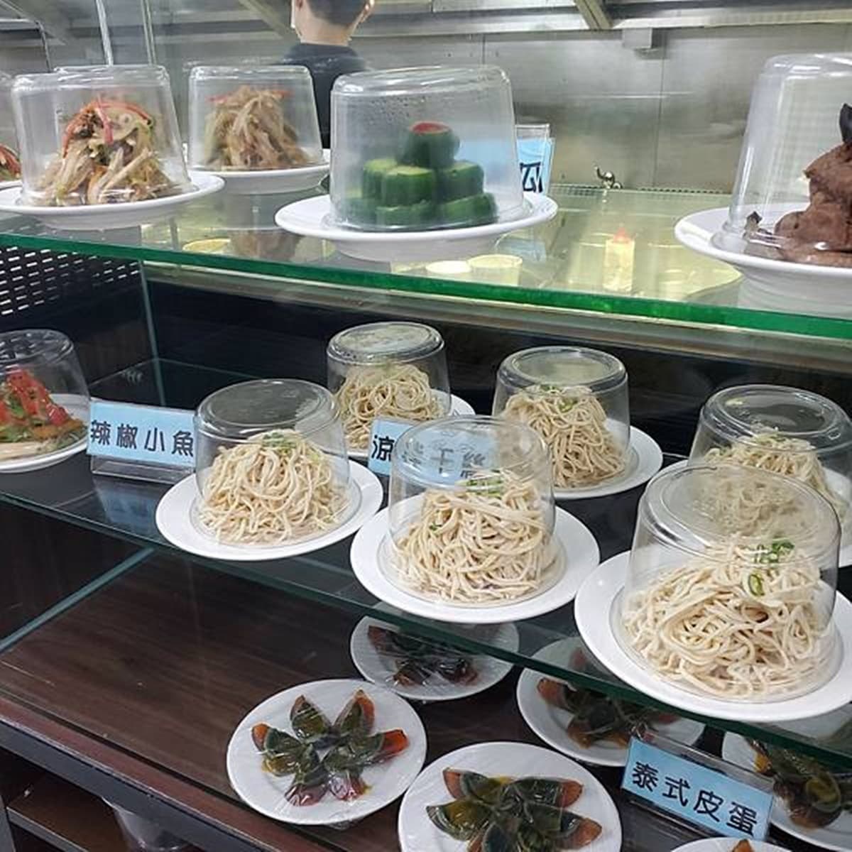 網譽「平價版鼎泰豐」！紅油抄手霸氣包入整隻蝦，再嘗軟嫩多汁巨無霸獅子頭