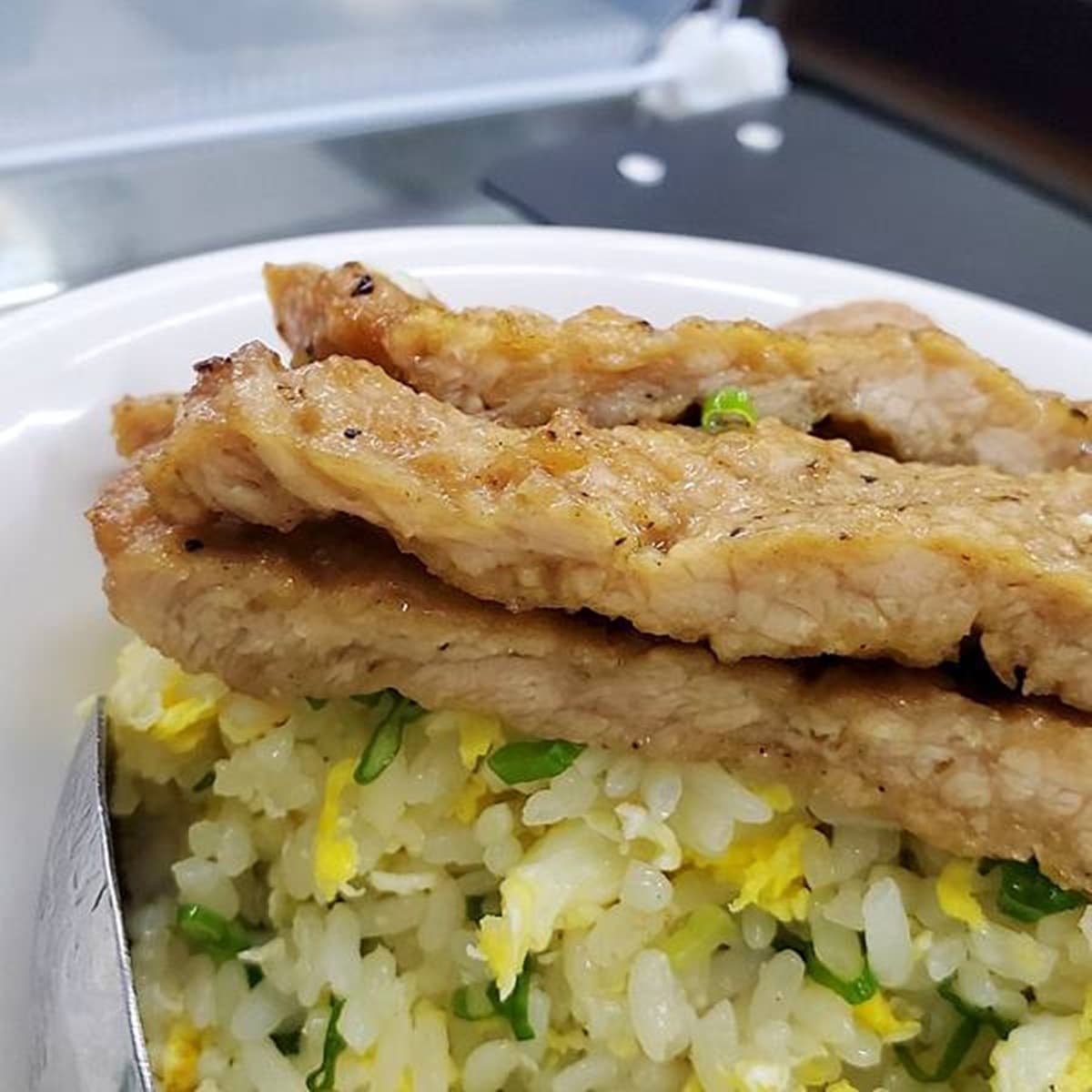 網譽「平價版鼎泰豐」！紅油抄手霸氣包入整隻蝦，再嘗軟嫩多汁巨無霸獅子頭