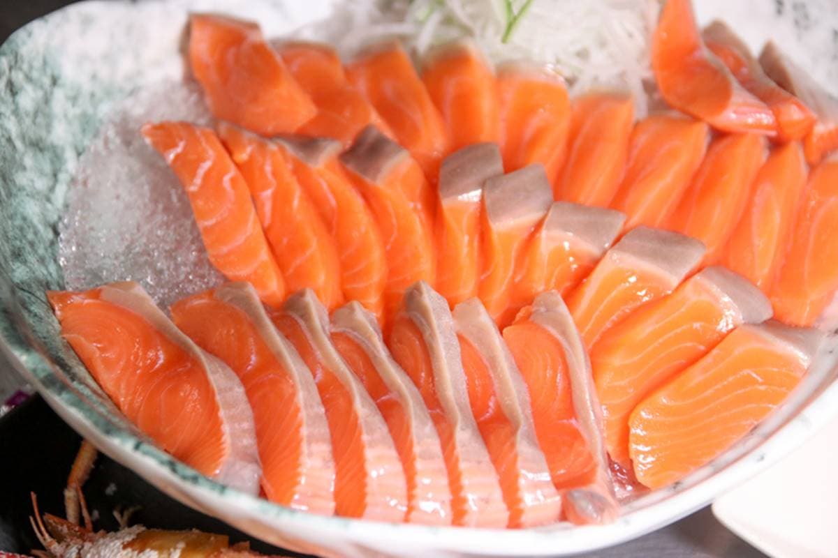 299元嗑到痛風!4種海鮮不限時吃到飽,加碼「鮭魚生魚片」1片不到10元 299元嗑到痛風!4種海鮮不限時吃到飽,加碼「鮭魚生魚片」1片不到10元