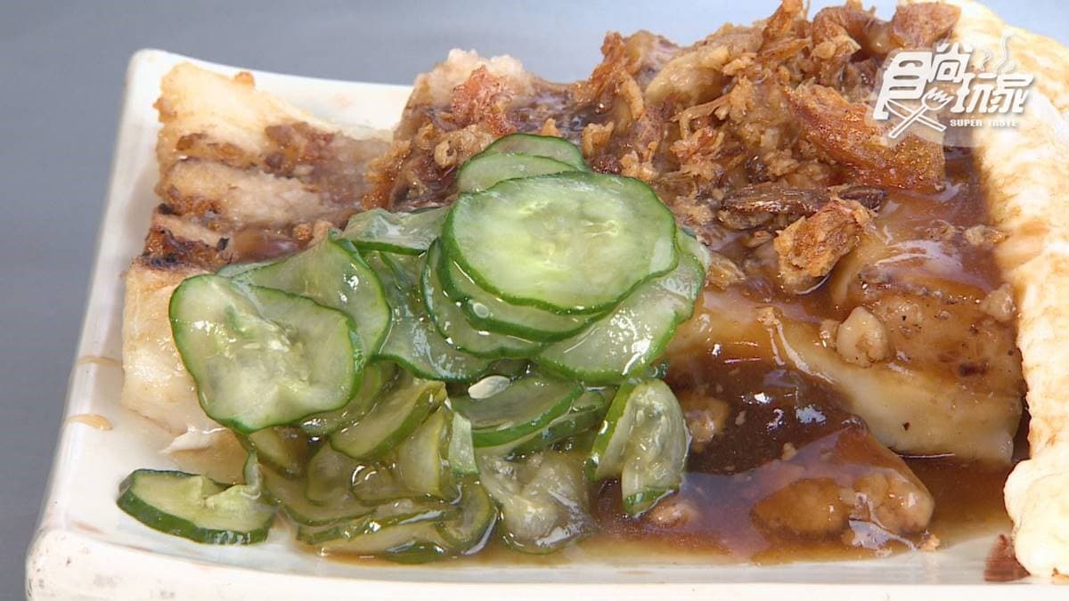 傳承五代宮廟美食!「九層粿」撒滿滿油蔥酥超唰嘴,搭醃漬小黃瓜清爽又解膩