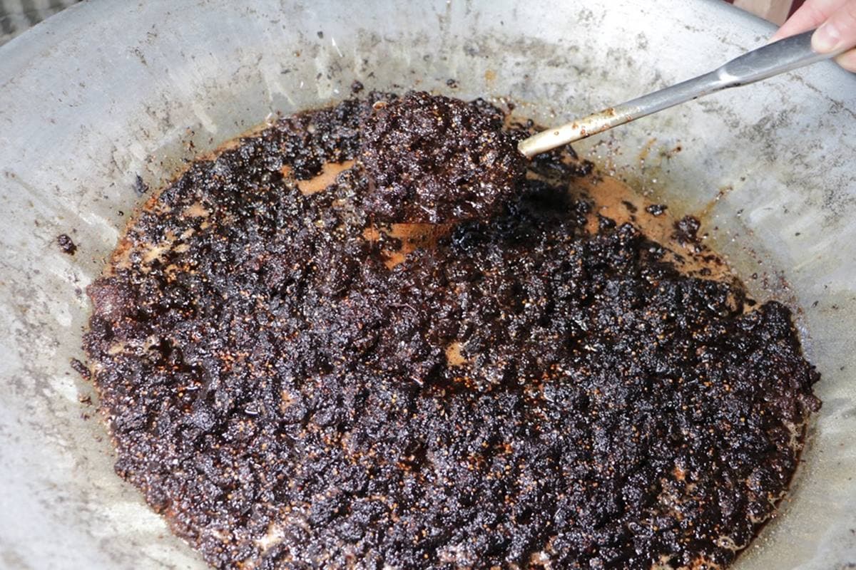 小琉球限定「黑金雪花冰」！10小時古法熬製桑椹淋醬，邊吃邊賞無敵海景