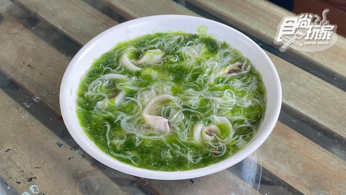 「海菜小管麵線」麵線本身軟爛中帶點彈性吸附著海味，每一口都能吃到大海的精華。