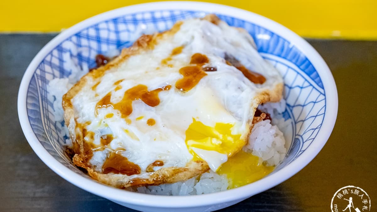 「滷肉飯＋蛋」讓蛋汁流進米飯中，一口吃下超級美味。（圖片來源：桃桃's旅人手札）