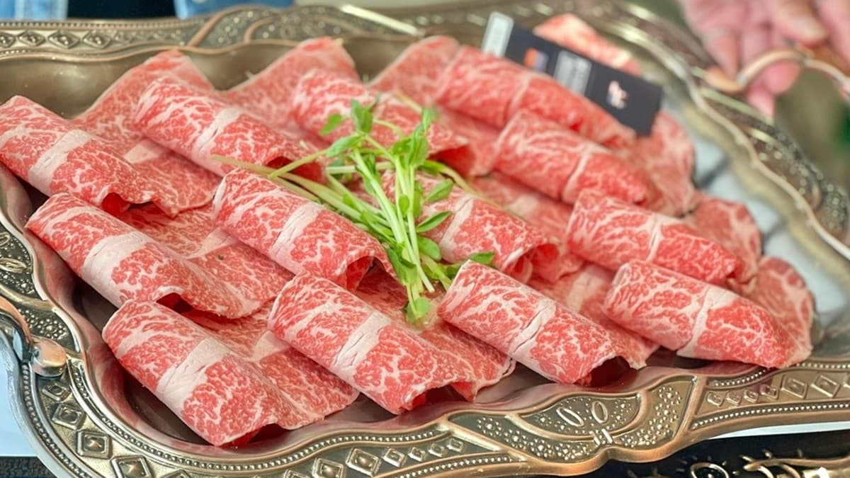 肉品首推「無骨牛小排」油花分布均勻，吃起來鮮嫩多汁（圖片來源：小美阿姨x攝影美食旅行）