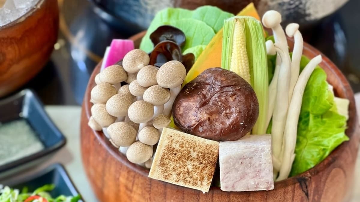 套餐內附的菜盤沒有加火鍋料，皆以新鮮時蔬為主。（圖片來源：小美阿姨x攝影美食旅行）
