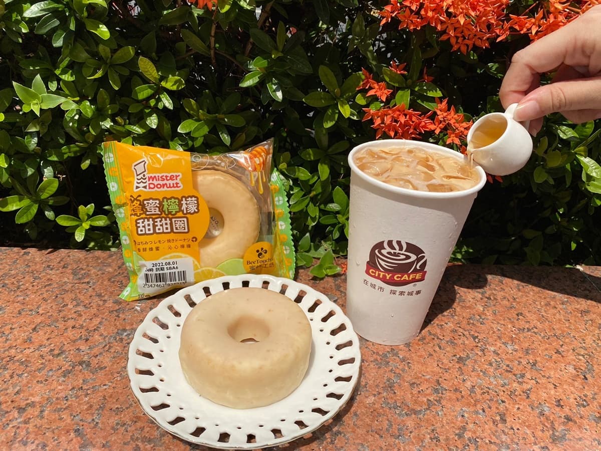 7-11ｘ蜜蜂工坊「冰蜂蜜拿鐵」快跟上！全家隱藏版「能量仙女紅茶」秒提神