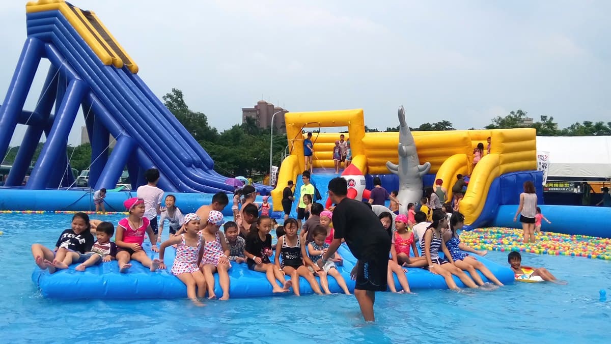 超大型「氣墊樂園」暑假免費玩！65公尺滑水道玩到斷電，再拍南台灣最大沙雕