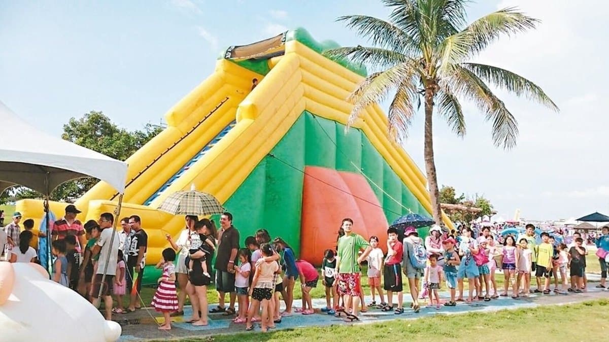 超大型「氣墊樂園」暑假免費玩！65公尺滑水道玩到斷電，再拍南台灣最大沙雕