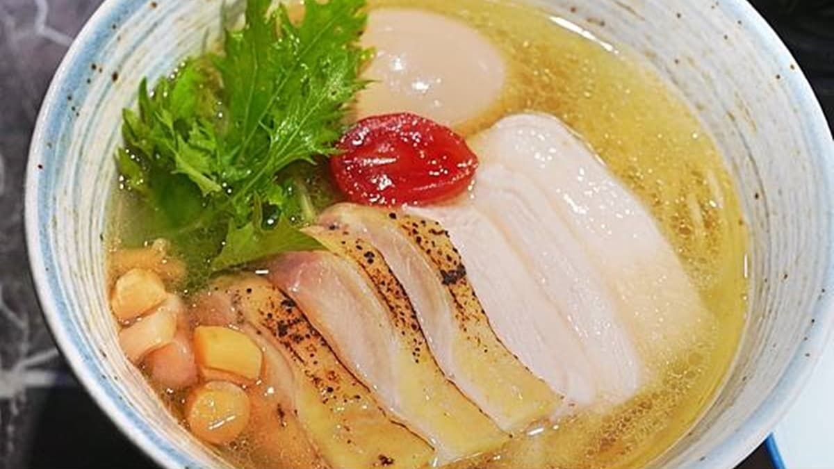 珠貝鹽味雞湯麵裡有２款雞肉、干貝、半熟蛋以及番茄。（圖片來源：別讓一姐不開心）