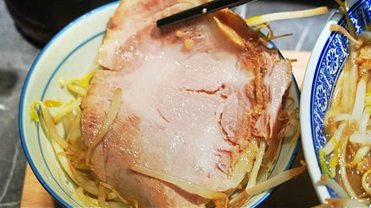 超大片的叉燒肉，光是１片就把整個碗蓋住了。（圖片來源：別讓一姐不開心）