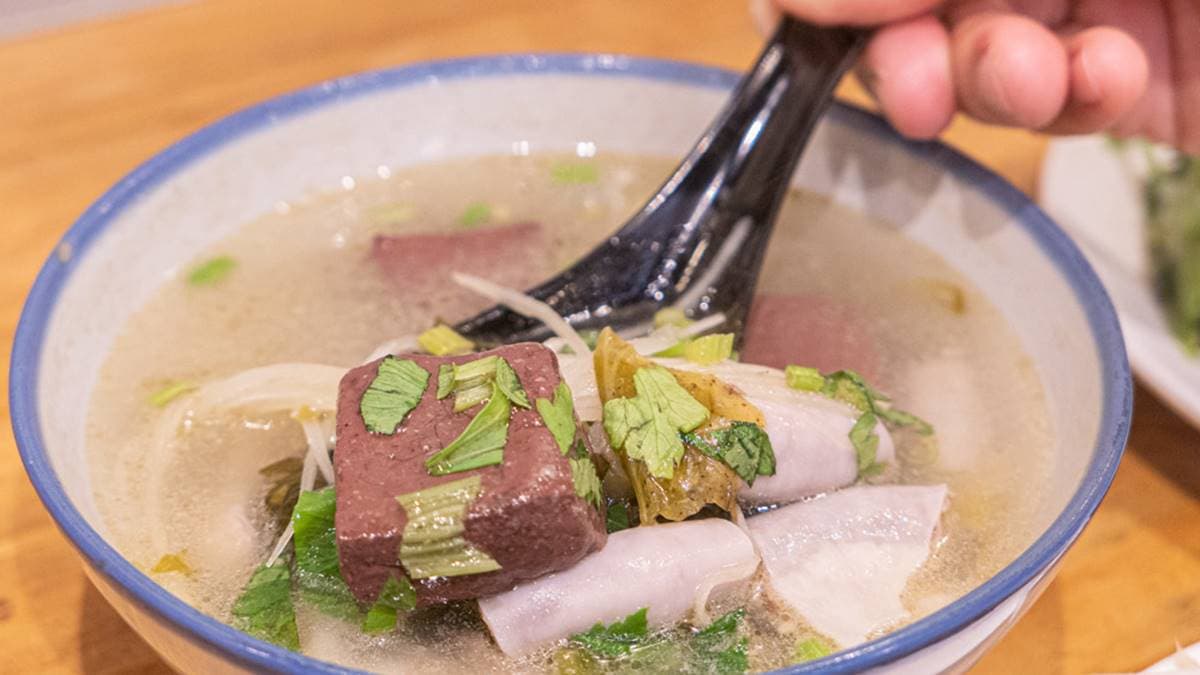 「粉腸湯」裡還有附豬血，粉腸沒有苦味，豬血偏脆。（圖片來源：貪吃巧達）