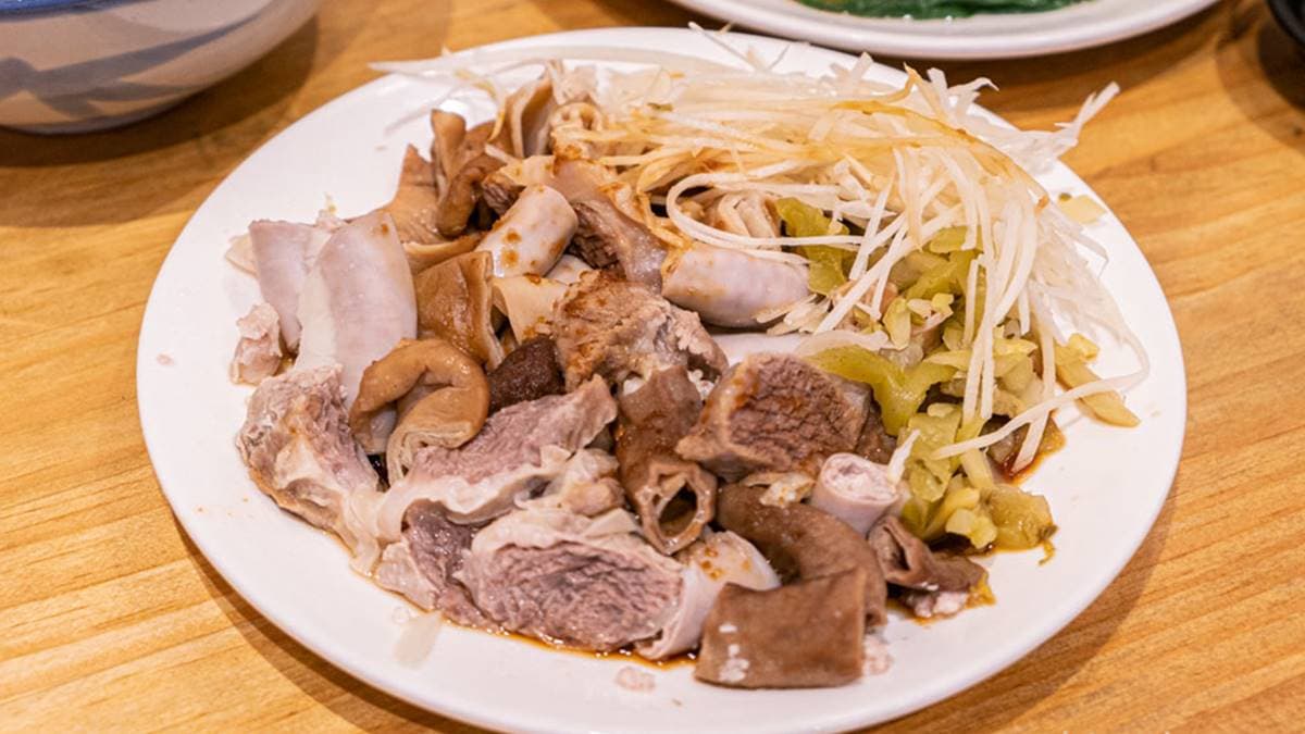 小菜有隔間肉、大腸、粉腸和小腸，一大盤份量頗多的。（圖片來源：貪吃巧達）