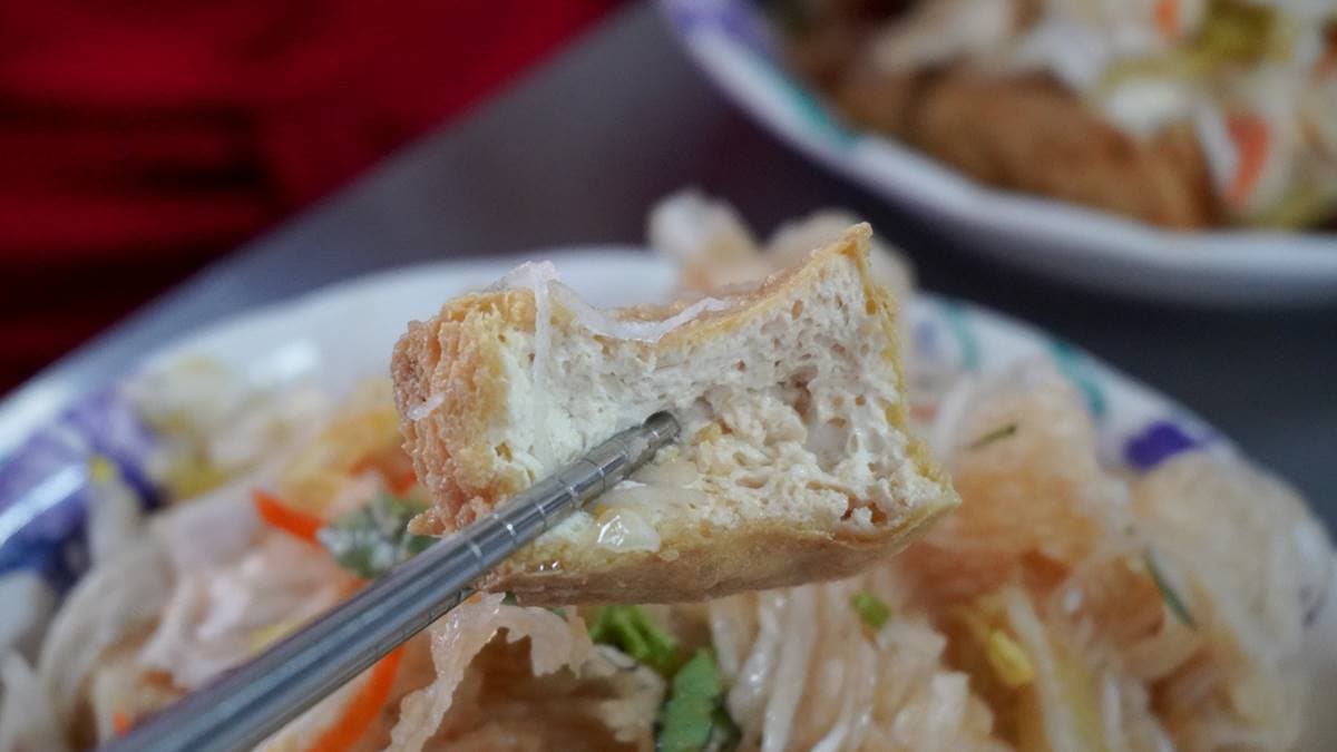臭豆腐的口感外酥內軟不油膩。（圖片來源：猴子【東】遊記）