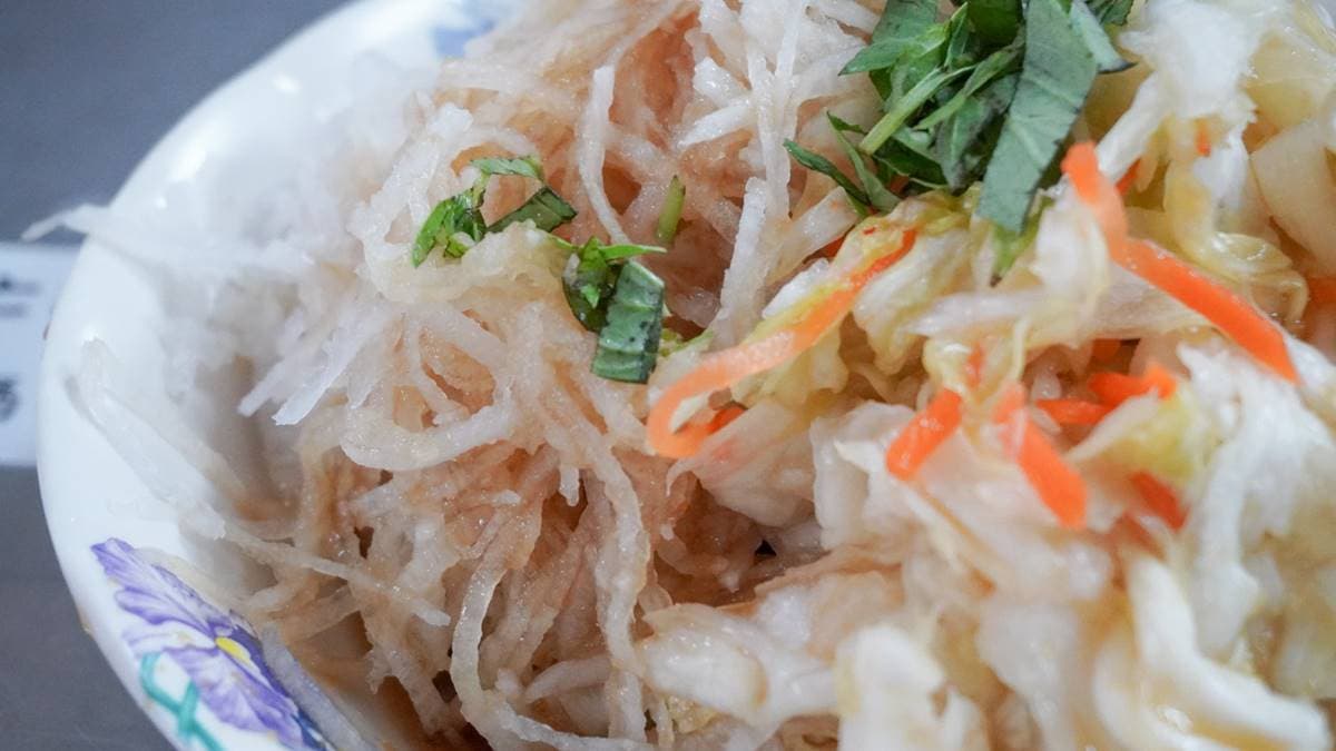 上面加了滿滿的泡菜跟白蘿蔔絲，幾乎快看不到底下的臭豆腐。（圖片來源：猴子【東】遊記）