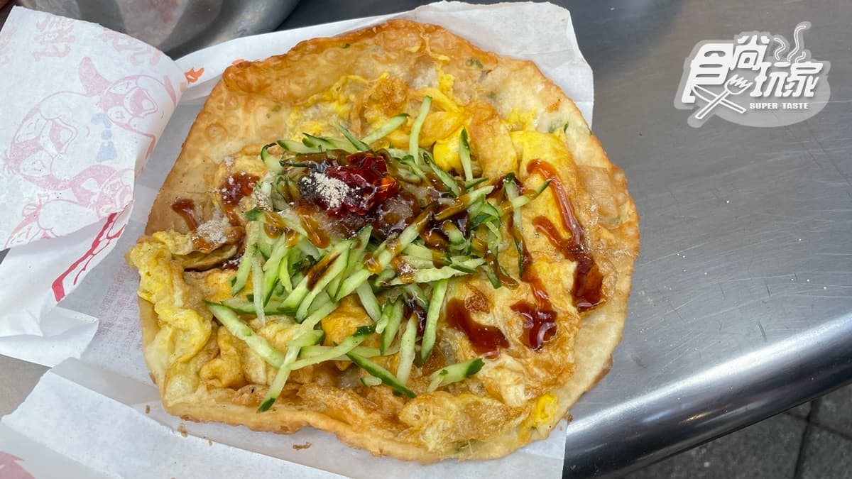 配料免費加！澎湖「人氣蔥油餅」手擀酥脆餅皮，搭辣椒醬、小黃瓜更開胃