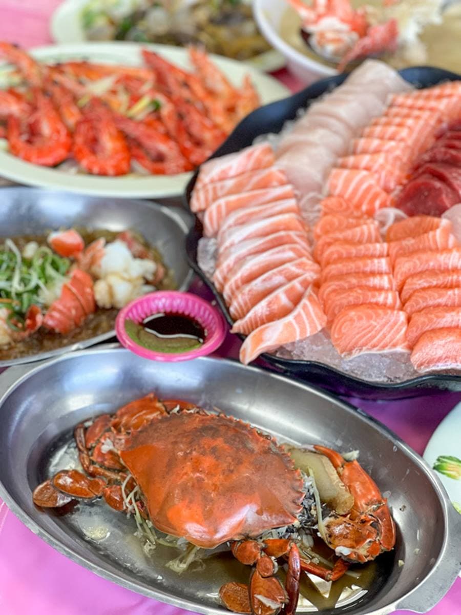 生魚片滿到爆出碗公！擺滿40片只要200元，再爽嗑現抓龍蝦、螃蟹