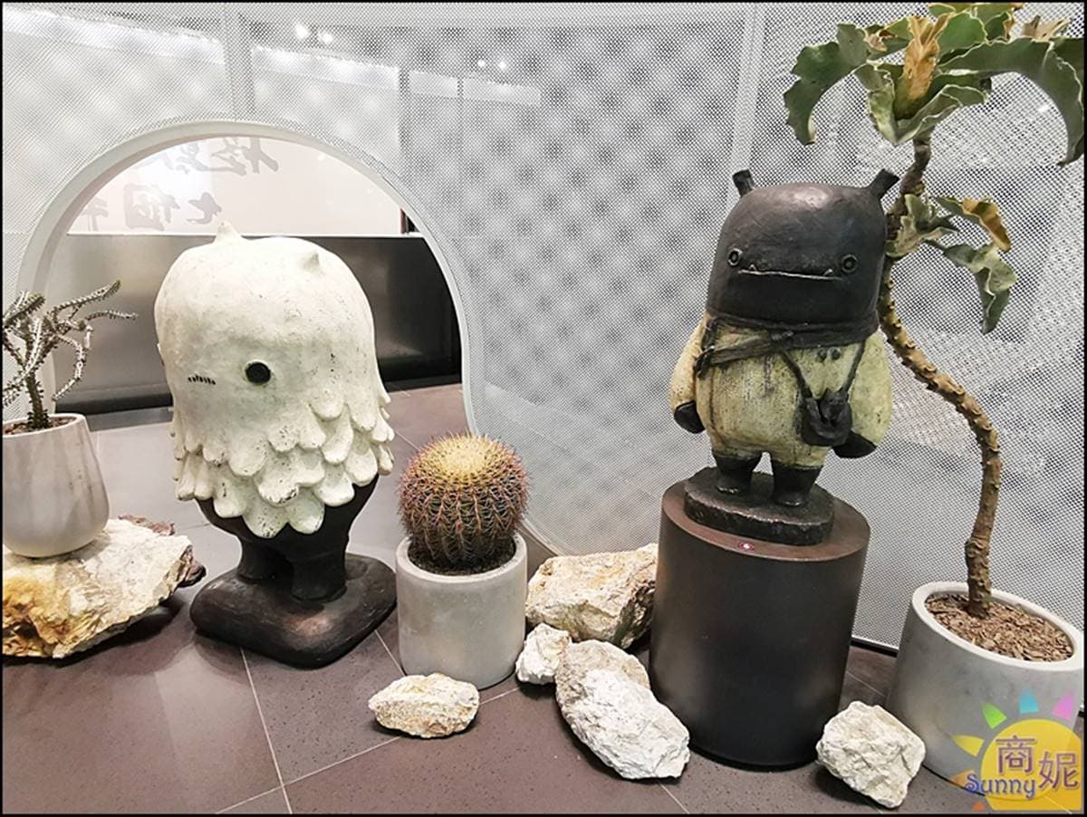 巨型外星怪獸出沒？衝台中朝聖IG最新打卡點，15米怪獸橫躺草悟廣場萌爆