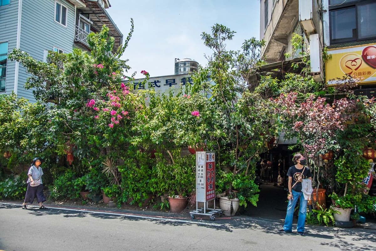 只賣這一味暴紅！60年「榨菜肉絲麵」大碗公裝僅80元，爆量細Q麵飽到天靈蓋