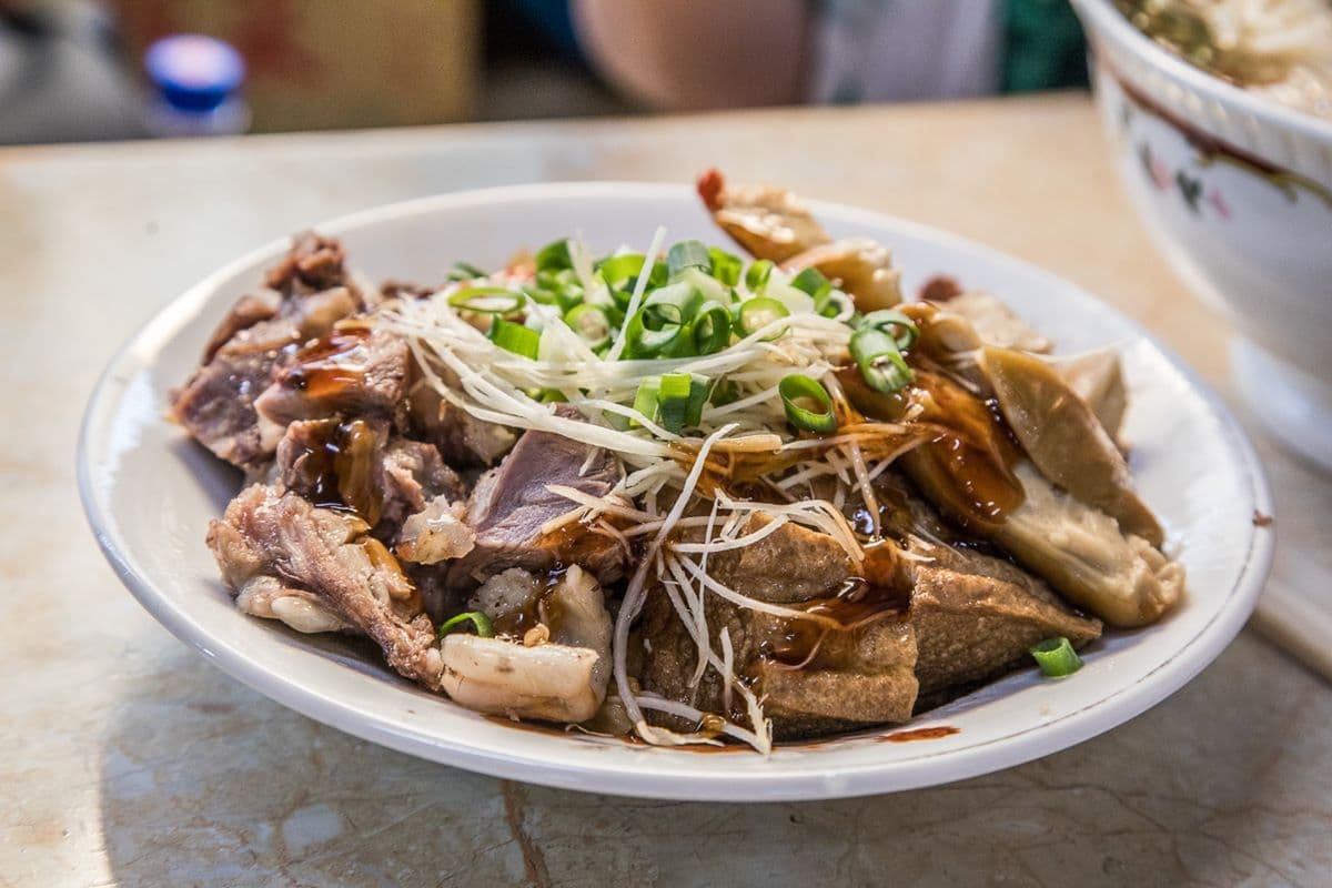 只賣這一味暴紅！60年「榨菜肉絲麵」大碗公裝僅80元，爆量細Q麵飽到天靈蓋